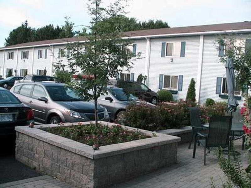 Super 8 By Wyndham Pembroke Hotell Exteriör bild