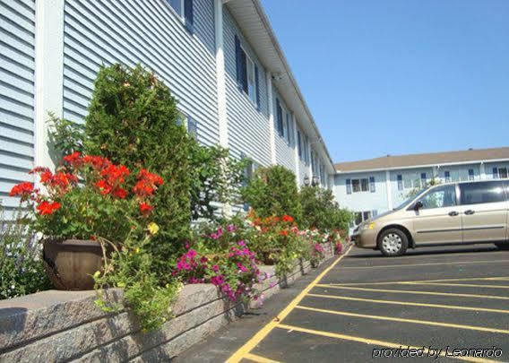 Super 8 By Wyndham Pembroke Hotell Exteriör bild